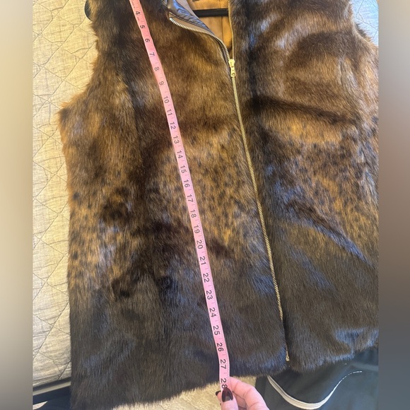 Faux Fur Vest with Zipper - Picture 5 of 7